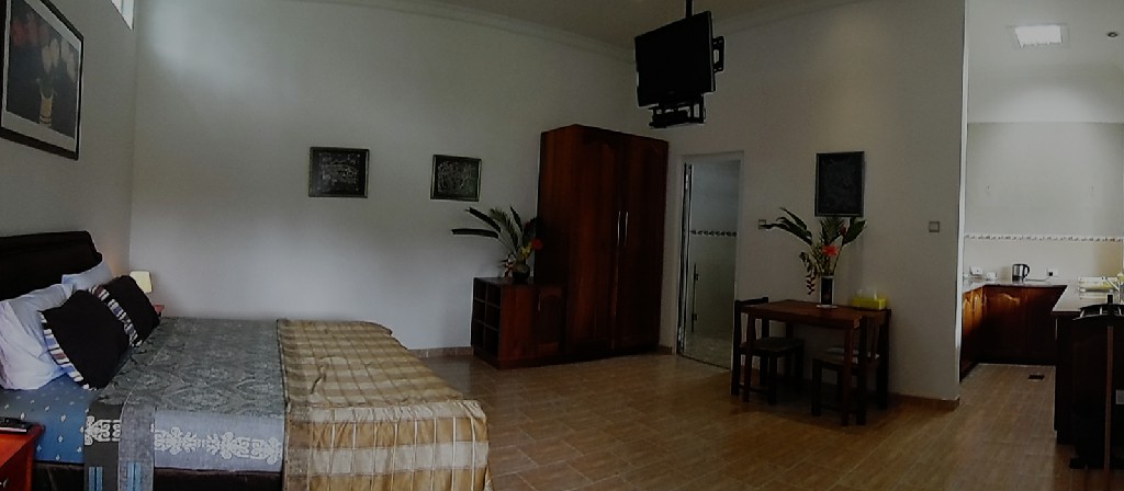 Deluxe Room 2 with king size bed and kitchenette at Hill Top Boosa